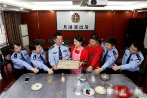 武汉警察丈夫中秋执勤 警嫂到派出所做月饼