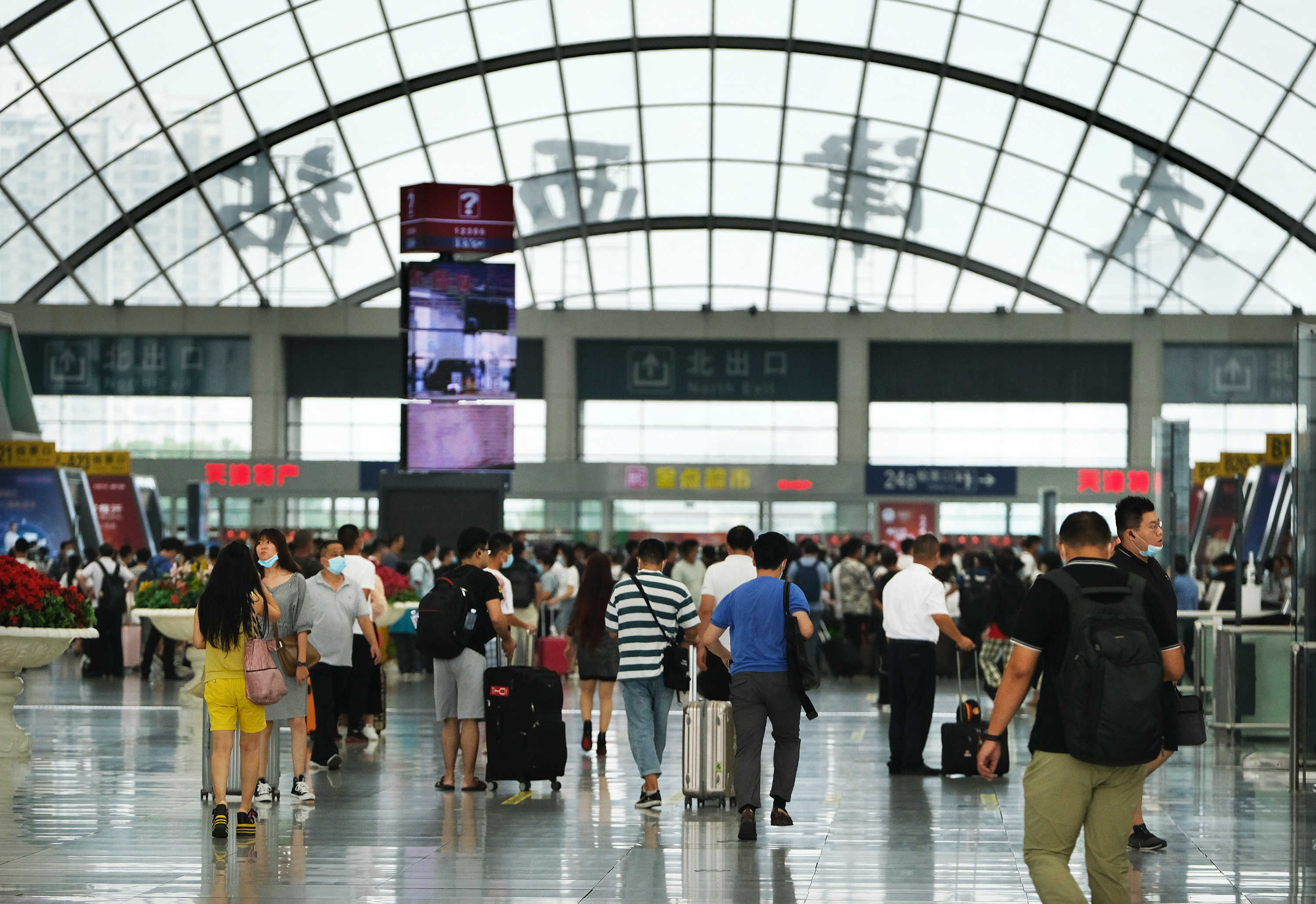 铁路天津西站候车大厅旅客正在等候乘车 杨宝森 摄